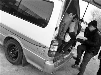 20多个学生挤上了一辆定员14人的小客车