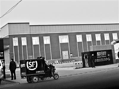 学生们的社会实践地点是一家物流仓库