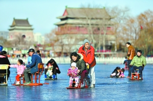 昨天，市民们在什刹海冰场溜冰、滑冰车，享受新年假日的暖阳和快乐。当天，什刹海冰场正式开业迎客。但是鉴于近期气温比较高，什刹海冰场采取限时段限客流，以确保游客安全。