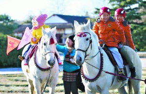 昨天，世界公园迎来2014年第一拨游客。在即将进入农历马年的时刻，公园特意准备了几匹骏马迎接游客，胆大的小朋友在家长看护下骑上马背留影，讨个好兆头。