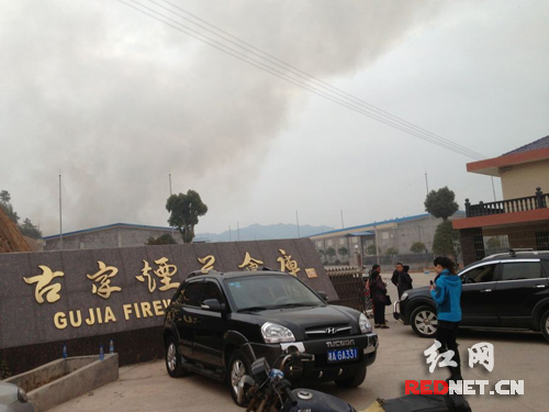 浏阳一烟花仓库正在起火爆炸