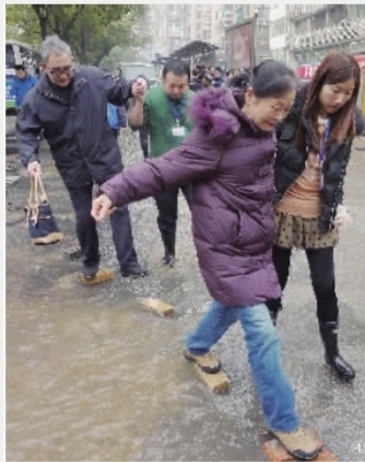   ④附近超市的工作人员自发来到水管爆裂现场帮助路人过积水路段