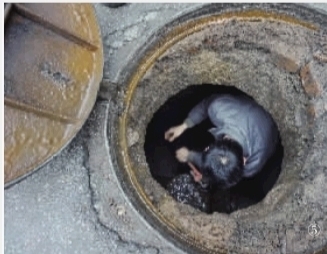 ⑤供水公司抢修人员进入下水井，关闭发生爆裂主水管的总阀门。