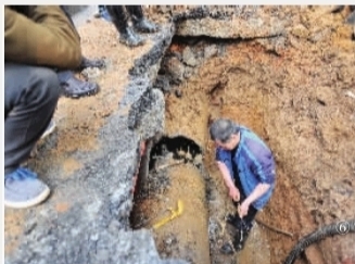 ⑥2日中午，供水公司抢修人员挖开路面，对爆裂的水管进行抢修。