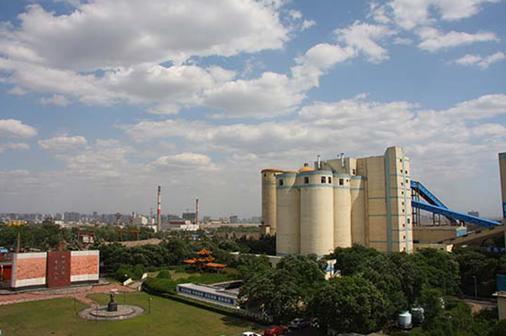 自2012年以来，山西省太原市全面实施“五大工程”（集中供热全覆盖、气化太原、城中村整村拆迁、污染企业搬迁、水环境治理），市区环境质量明显改善。图为关停后的太原煤气化公司晋阳选煤厂。（中国环境报记者高岗栓摄）