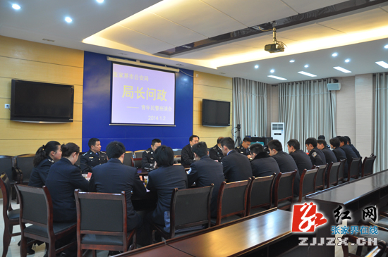 【简讯】胡志文与青年民警进行座谈（组图）