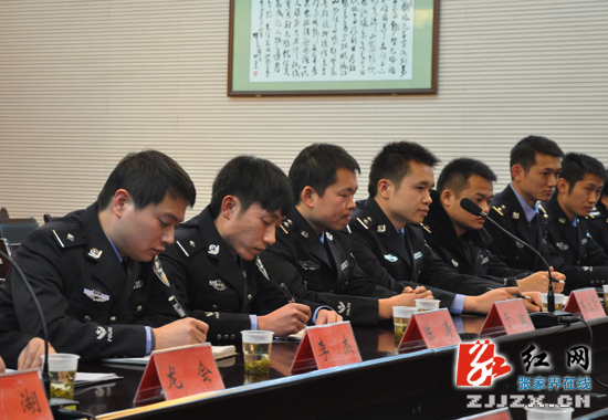 【简讯】胡志文与青年民警进行座谈（组图）