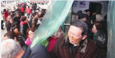 1月2日，长沙市赤岗冲公交IC卡充值办理点，由于新的公交卡优惠政策的实施，前来充值办卡的市民已将大厅挤得水泄不通。