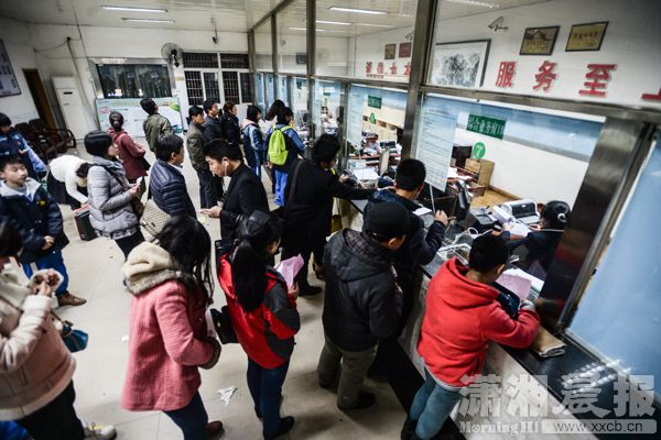 排队办卡-600.jpg