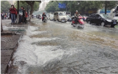    ①1月2日上午，长沙市东风路省博物馆路段，地下主供水管突然爆裂，导致周边路面积水严重。