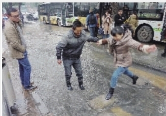   ③附近开店的阙师傅（左二）虽然自己的店里也进了水，但他依然到水管爆裂现场帮助大家过积水路段。