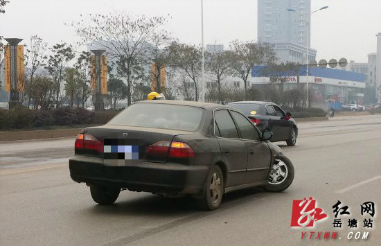 湘潭一小车行驶过程中“扭了脚”“伤”在路中间