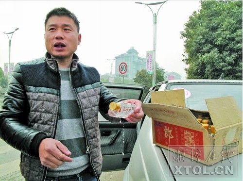  盖子还没开，酒就往外流