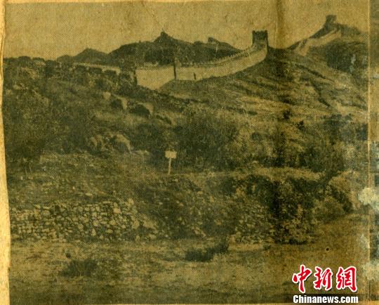 日本印制的中国地图背面照片之一：长春市大街一角。　王振平　摄src=