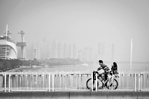 一连几天，羊城被一片浓重的灰霾笼罩。这是日前记者拍到的广州大桥景象。　　信息时报记者 康健 摄