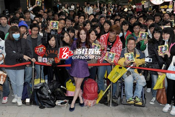 陈芳语举行演唱会签票活动