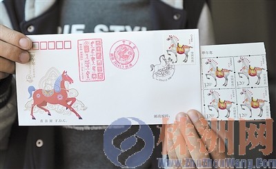 寓意“马上得福”的马年生肖邮票首发日受到株洲市民的热捧。汪成、廖斌/摄