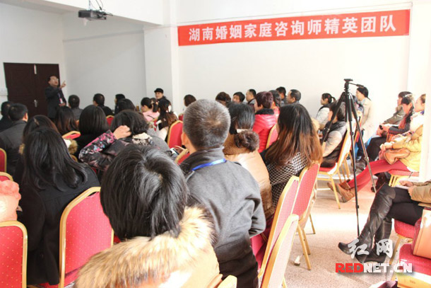 湖南婚姻家庭咨询师精英团队在长沙成立，目前湖南共有一千多名婚姻家庭咨询师正在开展此项工作。