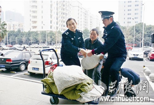 图为：满袋的硬币让保安搬得很吃力记者叶文波摄
