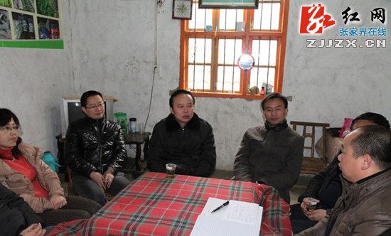 赵荣到李坪村慰问调研