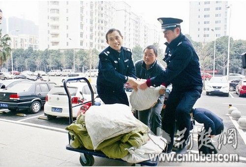 图为：满袋的硬币让保安搬得很吃力记者叶文波摄