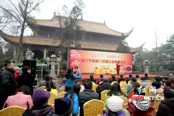 8日,衡阳南岳区在南岳大庙为广大游客和市民送上腊八福寿粥。