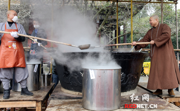 分装熬好的腊八粥。