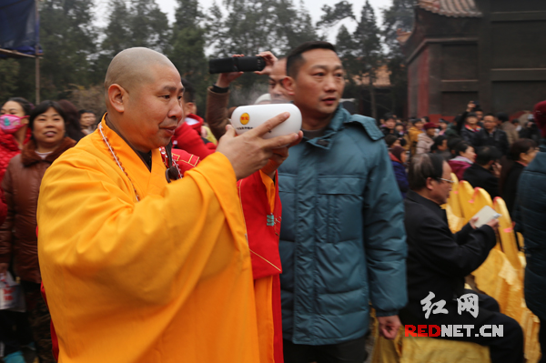 用来祈福的第一钵腊八粥。