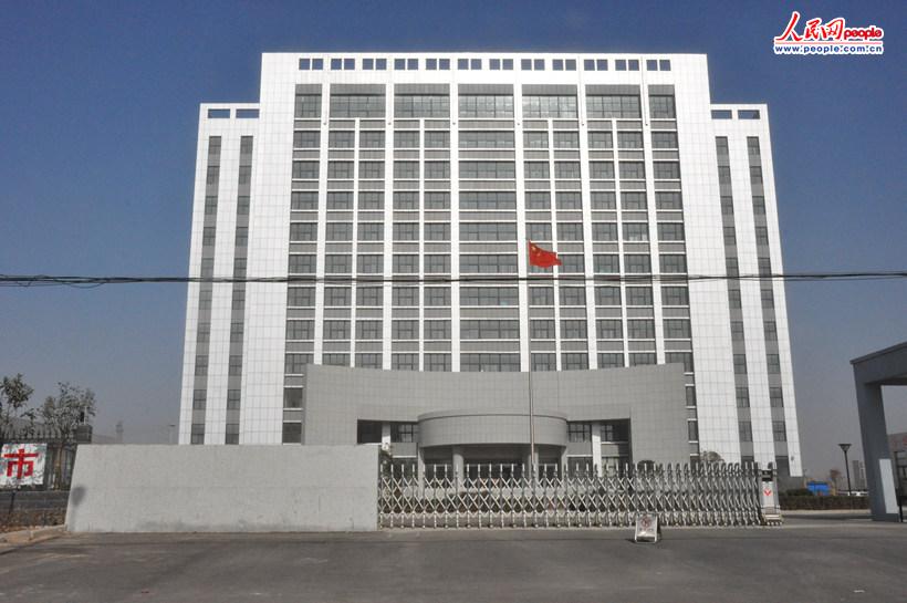 兰考县财政局，曾被曝总投资2000万元，门口没有悬挂门牌。 人民网 高泽华摄