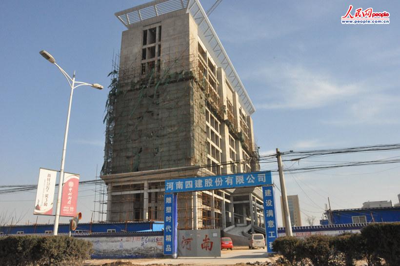 记者询问得知，这是兰考“食品检测中心”，但问不出是哪个部门建设。 人民网 高泽华摄