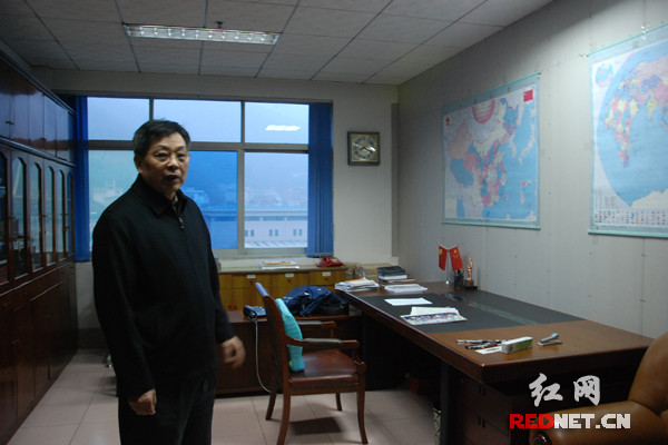 湖南省委党校、湖南行政学院常务副校院长徐晨光介绍，原先48平米的办公室被隔成现在的24平米。