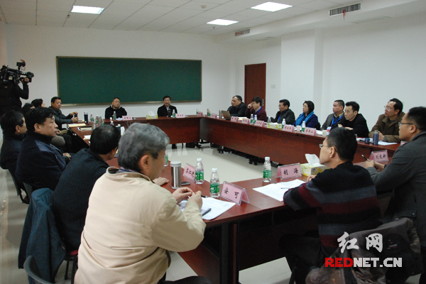 全省厅级领导干部第二期集中轮训班进行分组讨论。