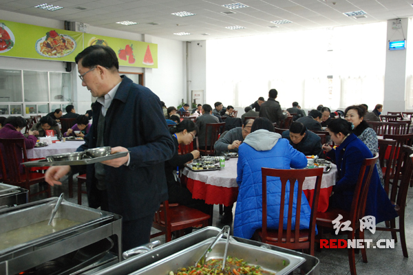 中午时分，省委党校学员食堂就餐率高。
