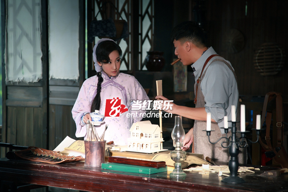 陈祉希看孙红雷摆弄模型