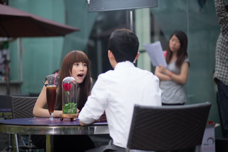 何炅教邓丽欣踢开前男友 《不爱不散》开班授