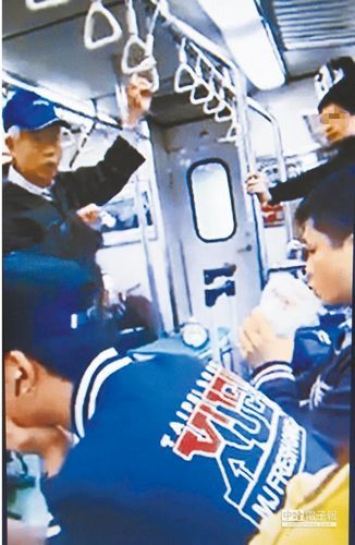 男子火车霸占3个博爱座朝老伯扔东西争吵引公愤