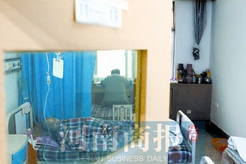 老两口占据着急诊室里的两个床位