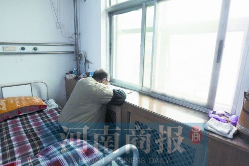 看报纸成了老人消磨时光的主要方法