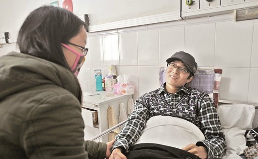 图为：喻亚洲与陈欣（化名）心手相连，无需更多话语