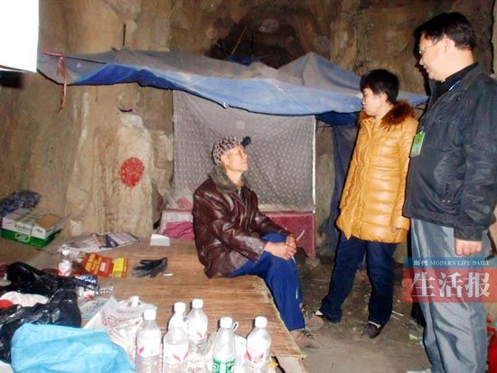 广西数位老人定居河边洞穴不愿回家(组图)