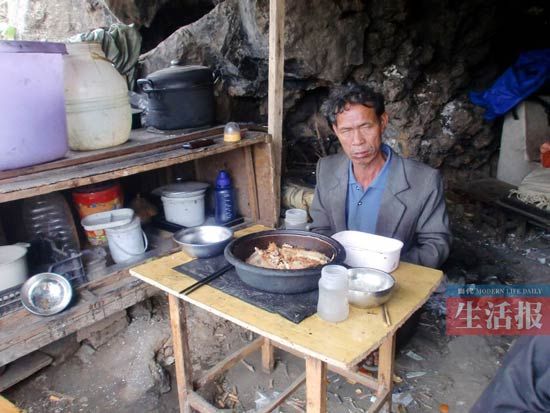 广西数位老人定居河边洞穴不愿回家(组图)