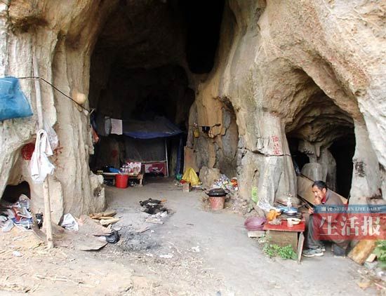 广西数位老人定居河边洞穴不愿回家(组图)