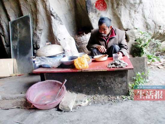 广西数位老人定居河边洞穴不愿回家(组图)