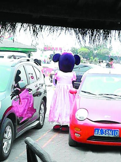68岁老人为减轻儿女负担街头扮人偶赚钱(图)