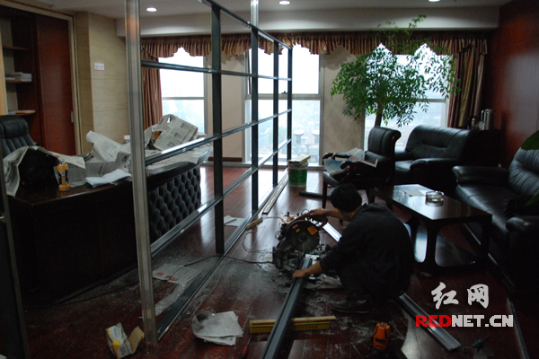 湖南省工商联某副主席的办公室正在进行重新改造。　　