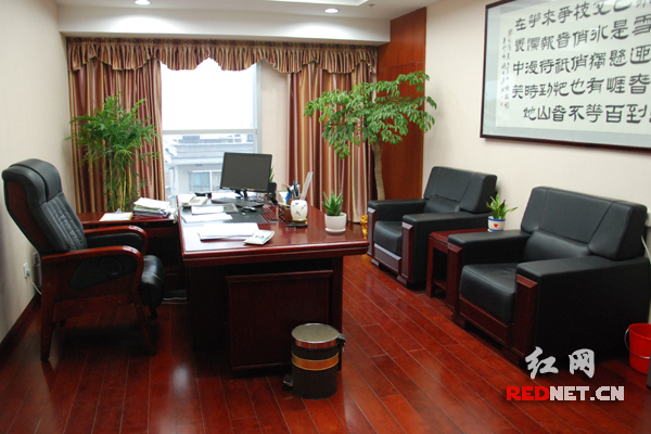 湖南省委统战部副部长、省工商联党组书记汤新华的办公室面积26.98平方米。