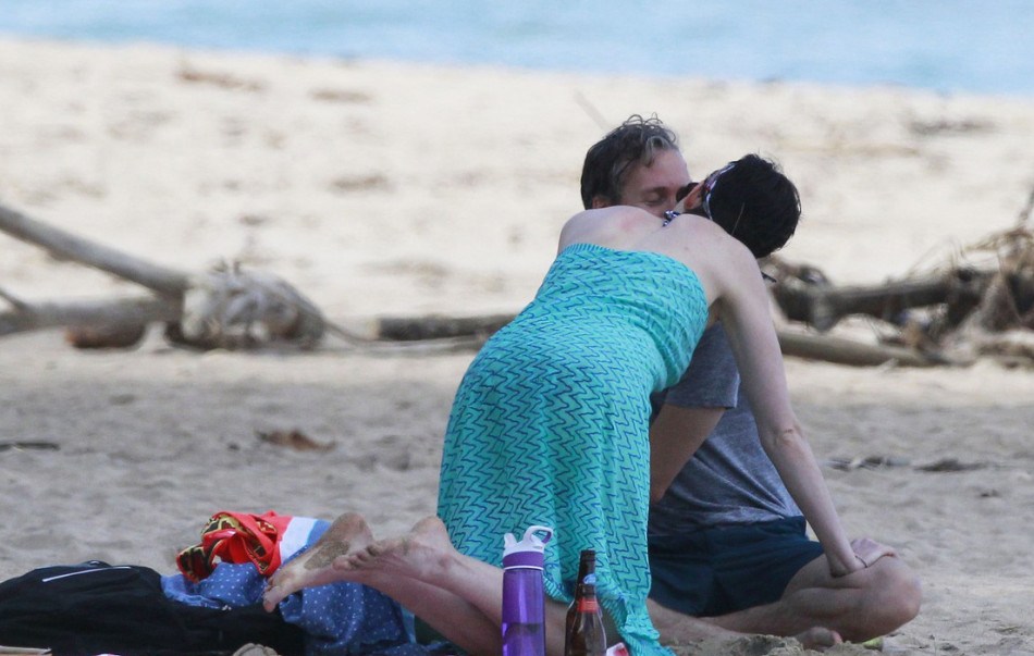 海瑟薇着比基尼 与老公海滩度假当众热吻(图)-