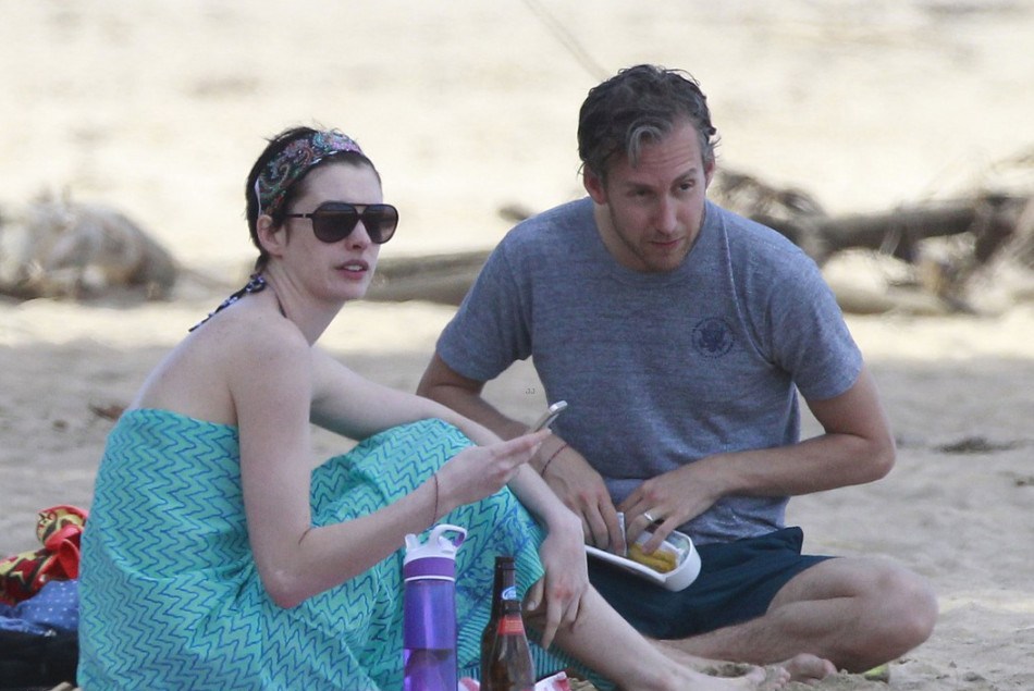 海瑟薇着比基尼 与老公海滩度假当众热吻(图)