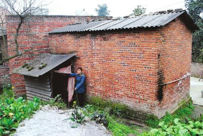 村里为老人搭建的简易厕所。