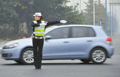 1月8日，“模特女交警”冯立在道路上执勤。